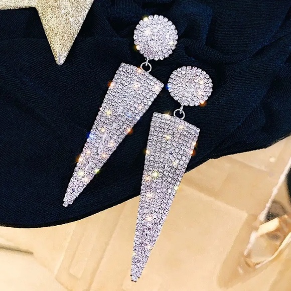 ⚜️[𝟯/$𝟭𝟴]⚜️NEW Large Rhinestone Triangle Drop Earrings - Picture 4 of 9
